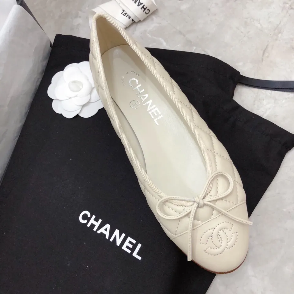 👟👟Ex-factory price 440👟👟 Chanel has been upgrading Chanel shoes ~ 2021ss top version HK overseas purchasing original cut at 1:1 Chanel Chanel Eternal Classic Bow Round Toe Ballet Shoes There are not many good quality, truly no pressure to enter and exit the counter. Regardless of the last type, leather material selection, and manufacturing process, they are all genuine craftsmanship and very sophisticated. ◾️Fabric: Mixed sheepskin imported from Italy ◾️Lining: Imported sheepskin (sweat-absorbent and soft) ◾️Sole: Italian special A-grade genuine leather sole (not ordinary thin sole in the market) ◾️Size: 35-39 [34 40 41 42 43 customization is not returnable]